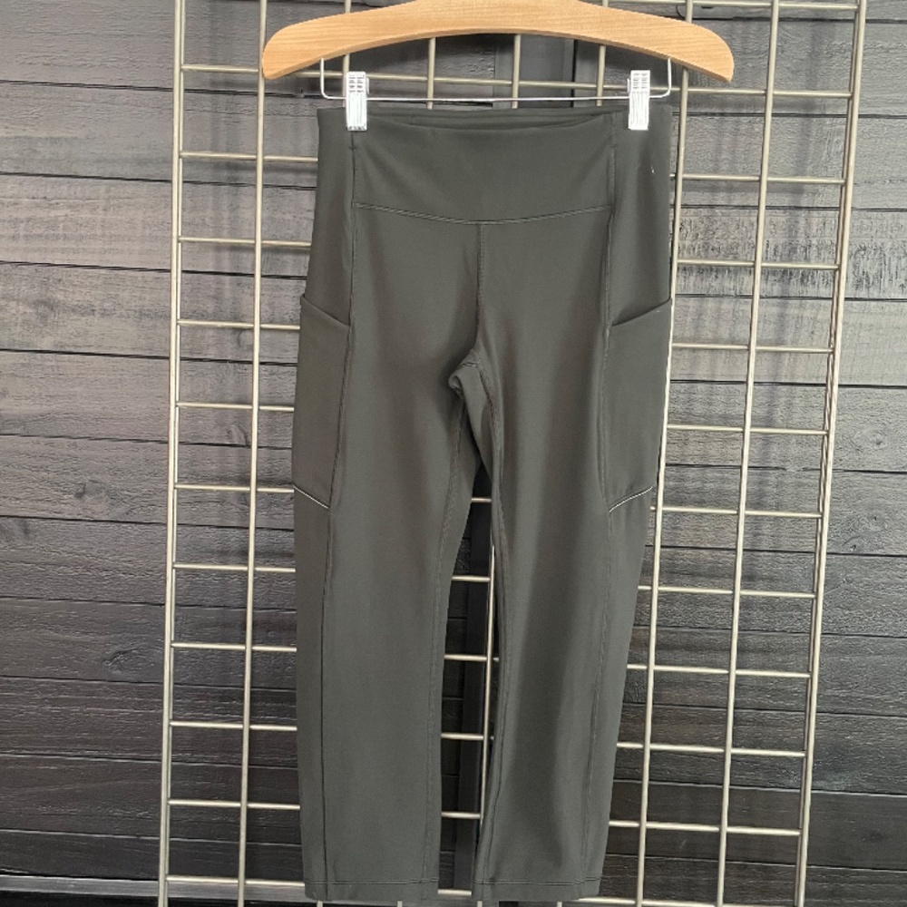 LULULEMON crop with pockets, Dark olive, sz 4